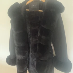 Pälsjacka - Jackan är användvänd förra året i början på vintern få gånger, den är också användbar på vintern för den är mycket varm. Pälsen är fake men ändå väldigt mjuk och fluffig jag köpte den för 2000 eller lite över kommer inte exakt ihåg och den är i nyskick.