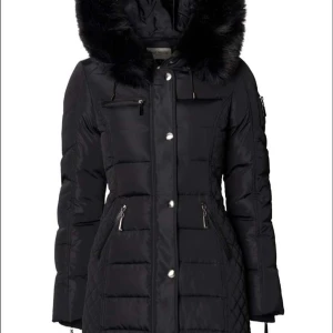 Svart vinterjacka i storlek 38 - Svart vinterjacka i storlek 38, jag är i äkta päls från roco baroco. Ord priset är 1600 men säljer nu för 1000 kr. Priset kan självklart diskuteras men köparen står för frakten. Skriv för mer info.