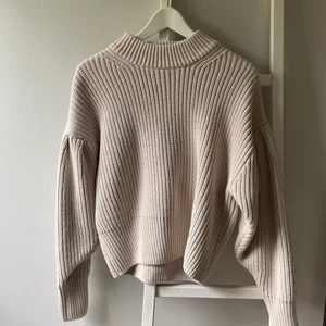 Stickad tröja - Jättesmysig beige stickad tröja nu till hösten med stora ärmar. Storlek xs, men passar även S  från HM. Säljer för 250kr, men pris går att diskuteras💓 Kolla gärna in mina andra annonser!