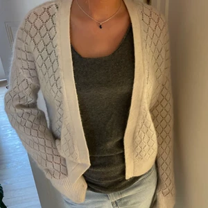 Mysig vit kofta🤍🤍 - Kofta från Other stories🖤🤍 Storlek M Passar till en mysoutfit, bra skick❤️‍🔥💝 