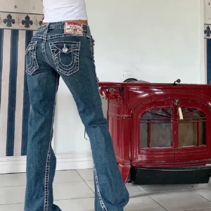 Säljer dessa lågmidjade jeansen!  - Säljer de pågrund av att jag inte gillar hur dom  sitter på mig. OBS. Dessa bilderna är från förra ägaren och första bilden visar endast passformen. Passar absolut till storlek 34 också!😘