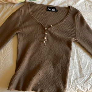 Brun tröja  - Jag säljer denna bruna tröja med bra material och väldigt fin