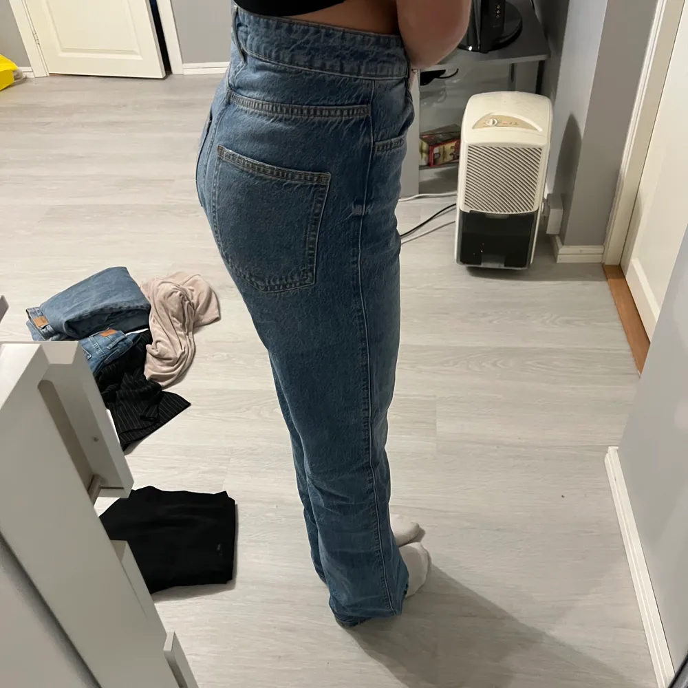 Säljer ett par jeans från Zara, finns inte att köpa längre. Säljs för att de inte kommer till användning💞 Använda 1 gång! Sitter bra på mig som är 172💞 kan frakta om de önskas📦✉️. Jeans & Byxor.