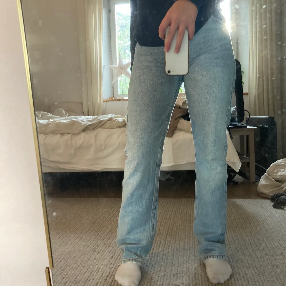 Zara jeans storlek 38 men skulle säga att de passar 36. Jeans & Byxor.