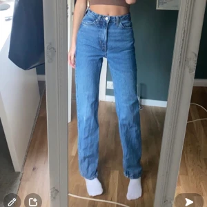 Straight jeans från weekday - Weekday byxor! Storlek xs passar perfekt i längd på mig som är 170 lång!