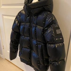 Peak Performance-jacka - Svart och jättevarm vinterjacka i superfint skick från Peak Performance. Säljer den pga fel storlek, den är i XS. Pris kan diskuteras. 
