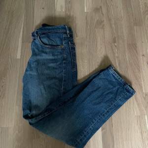 Ett par Levis jeans i den populära modellen 501.  W24 L26 Passar både killar och tjejer.