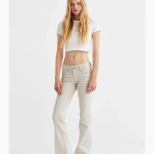 Lågmidjade vita jeans!! - Säljer dessa super fina y2k 2000’s vita jeansen! Helt slutsålda från hm. Dessa är i storlek 36 men passar en 34 bäst då de är små i storleken ( jag är 167 cm för referens ). Älskar fickorna där bak ger true religon vibes. Endast provade i toppen skick!❤️‍🔥😍