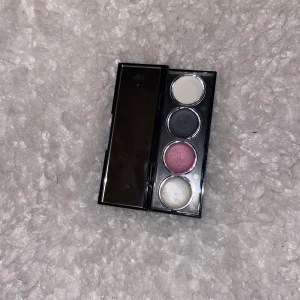 Smink palett  - Säljer denna helt oanvända paletten från Revlon :) 29kr frakt med postnord 