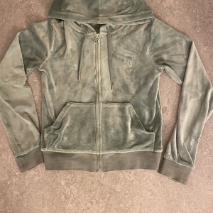Juicy couture  - Säljer denna ljus gröna juicy couture tröjan för jag har sålt byxorna, tröjan är använd cirka två gånger,har kvar prislappen om man vill ha den priset går att diskutera 💗🫶🏻