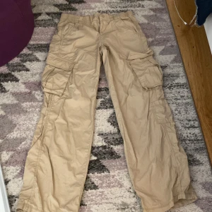 Cargo byxor - Säljer fina cargo byxor i nyskick. Byxorna har två fickor och är från HM