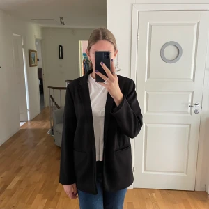 Svart kavaj - En fin svart kavaj från Stradivarius🖤 Bara använd ett fåtal gånger så den är i väldigt bra skick! Storlek L men sitter bra på mig som vanligtvis har S. Skriv vid intresse eller frågor!!🥰