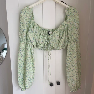 Topp från h&m - Söt topp från H&M i storlek L, knappt använd och i fint skick. Köpare står för frakt.