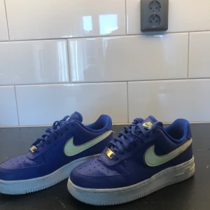 Air Force Nike skor - Säljer ett par jättefina blåa Air Force Nike skor med en väldigt ljusgul Nike logga💗 storlek 37,5! Har storlek 37 vanligtvis men dessa passar även de som har 38 skulle jag säga🫶🏼 de har några år på nacken o rätt så använda men ändå väldigt fräscha💗💕🌸