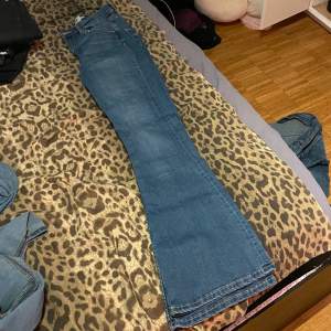 Blå utsvänga jeans från lager 157, storlek M. Tar endast Swish 
