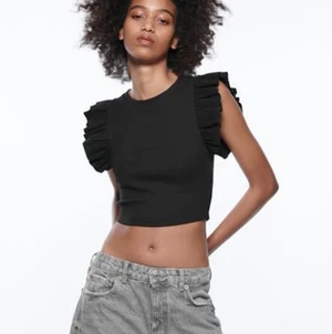 Topp med volanger - Jättefin topp från zara med volanger. Slutsåld på hemsidan i storlek S. Helt ny med lappen kvar.