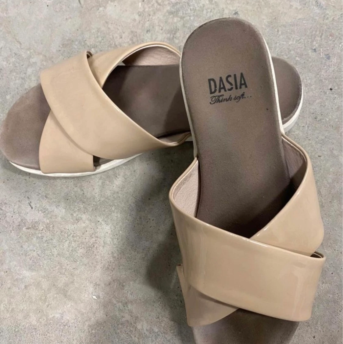 Nyskick - Beige tofflor stl 38