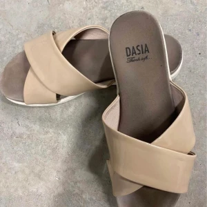 Nyskick - Beige tofflor stl 38 - Snygga & trendiga tofflor i beige som endast används 2-3 ggr. Nypris. 699 kr. Storlek 38