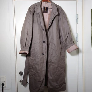 Vintagejacka - Väldigt fin, äldre, märkeskappa, som en lite tjockare/varmare trenchcoat med band att knyta i midjan (kan tas bort). Väldigt fint skick. Storleken är som en L och funkar fint som oversize🌿