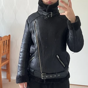 Vinter Biker jacka  - Vinter biker jacka i köpt för fler år sedan, den är väl använd men i gott skick, dock är det ett stort hål i högra fickan, vilket man lätt kan sy igen eller bara använda vänster ficka om man vill. Den är super varm! Tas bort 16/10