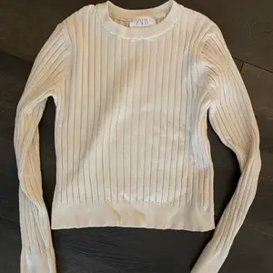 Vit finstickad ribbad tröja från Zara, inköpt i våras, fint skick