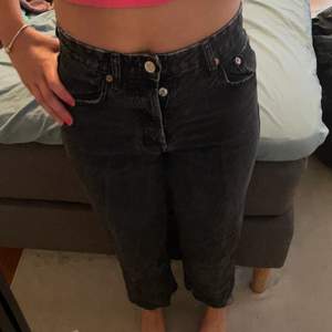 svarta jeans från Zara tyvärr för korta för mig som är 175, storlek 38