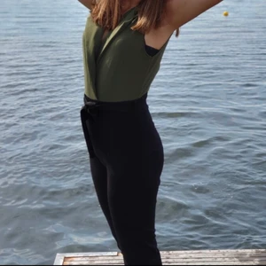 Grön-Svart Jumpsuit  - Jag säljer denna skönhet där grönt stilfullt möter svart. Jumpsuit inköpt på marknad i uppskattad storlek 36/Small. Använd 1-2 gånger och därmed i nyskick! ✨ 