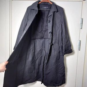 Svart trenchcoat - Svart jacka i trenchcoat-modell från Pour. Ganska tunn. Skrynklig på bild efter att ha legat hopvikt🌿