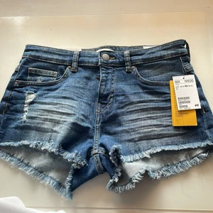 Sjukt snygga mörka jeans shorts😍💙 - Mörka jeans short som är nya med prislappen på!💙 Nypris 199 kr och säljer för ENDAST 100 kr☺️ Perfekt skick!