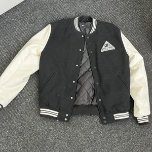 College jacka - College jacka som är i nästan nyskick, fick den för ca 2 år sen och har inte användits så mycket, köpt från asos