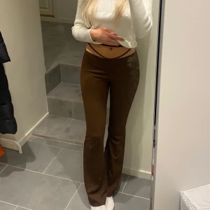 Byxor  - Bruna byxor som glittrar, har snörning som går att knyta på magen🤎