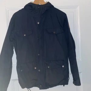 Fjällräven vinterjacka - Sparsamt använt fjällräven jacka. Har några år på nacken. Men hel och ren! 