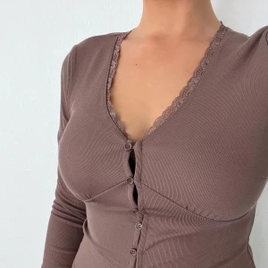 Topp från bikbok - Säljer denna bruna toppen från BikBok. Använd en gång. Köpare står för frakt! 🤎