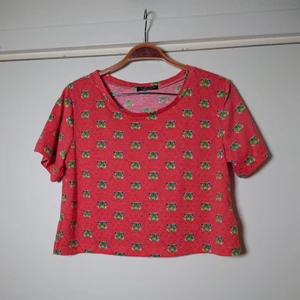 Croptop - Rosaorange, kort croptop med tigermönster. Ingen storleksmärkning men passar S-L beroende på hur en vill att den ska sitta 🌿