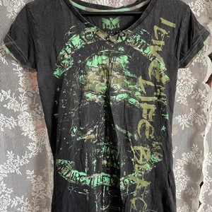 T-shirt från emp - Cool t-shirt från emp i bra skick. Katt i hemmet. Köparen står för frakten. 