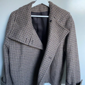 Arket jacka  - Säljer denna jätte snygga jacka från arket, använd 1 gång. Då jag inte riktigt tycker att den passar mig nypris 1800kr säljer den för 1500. Storlek 36. Om fler är intresserade blir det budgivning💗💗