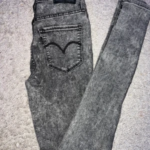Jeans  - Gråa Levi’s jeans helt nya! Använda bara en gång och säljer dessa för dom är för små för mig. 