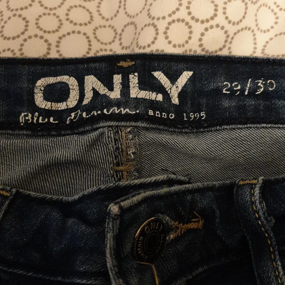 Mörkblåa jeans med små dragkjedjor på sidan. Har inte använts på ett tag  !Tryck ej på köp nu innan du har kontaktat mig! Frakt 49 kr . Jeans & Byxor.