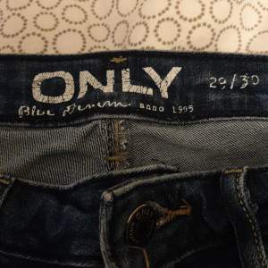 Mörkblåa jeans med små dragkjedjor på sidan. Har inte använts på ett tag  !Tryck ej på köp nu innan du har kontaktat mig! Frakt 49 kr 