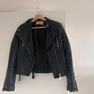 Skinnjacka - Säljer denna skinnjacka från Chiquelle då den inte kommer till användning. Den är i Storlek 36. Finns att hämta i Stockholm