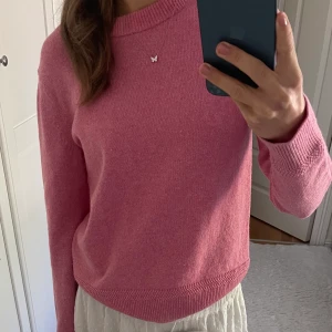 Rosa stickad tröja  - Säljer denna rosa stickade tröjan. Inget märke men väldigt fin kvalitet! Storlek XS men passar mig som normalt har storlek S💕