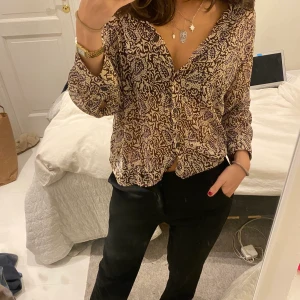 Söt topp - Passar till både vardag och går även att klä upp  Klicka INTE på köp nu, utan skriv vid intresse 