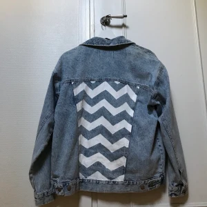 Jeansjacka med tryck på ryggen - Säljer min jeansjacka från HM eftersom den inte kommer till användning. Endast använd ett fåtal gånger så den är i väldigt bra skick. Storlek S men lite oversized. Det går att antingen mötas upp i Stockholm eller nära Haninge/Tyresö eller frakta. 💖