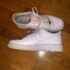 Air Force 1 Storlek 44 - Använda cirka 1 månad, 700kr priset kan diskuteras