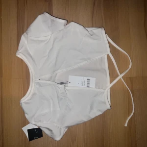 Na-kd - Croppad tröja med öppen rygg. Aldrig använt 