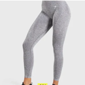 Träningsbyxor - Säljer dessa fina byxor då dom ej kommer till användning, dom sitter såå snyggt😍dom har dock ett litet hål vid ena sömmen längst ner på benet men det synd knappt