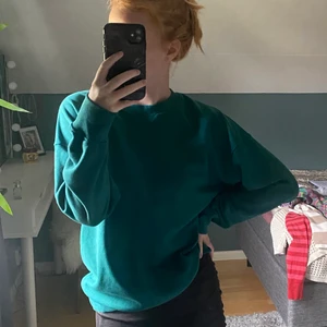 Grön sweatshirt 💚 - Säljer min gröna sweatshirt då jag inte får användning av den⚡️ Den är i ett jättebra skick!! Köparen står för frakten💗💗