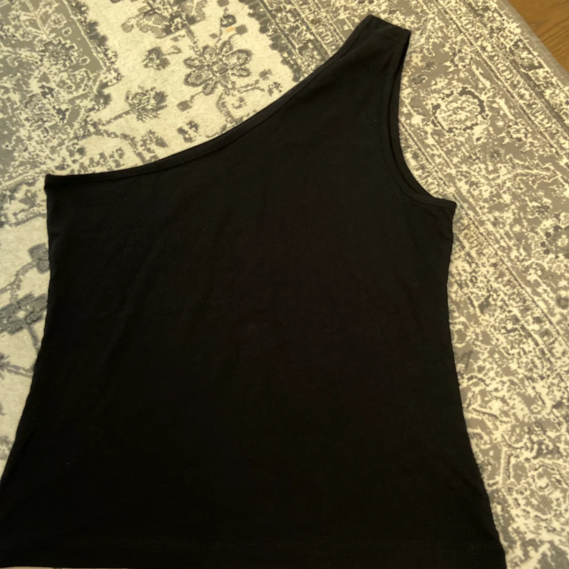 oneshoulder top (helt ny)