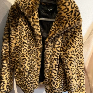Leo jacka  - En fin kort leopard jacka från BikBok, storl M