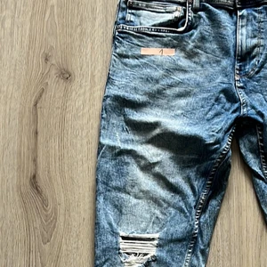 Jeans - Storlek 34/32 Hund finns hemma